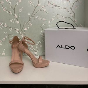 Women’s platform heel.